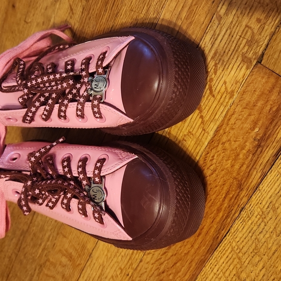 Collectors Minnie Mouse Converse - Picture 3 of 8